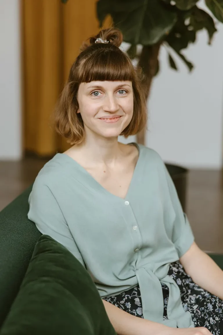 Solveig - Gründerin von be Mama Earth im Porträt, auf grünem Sofa sitzend