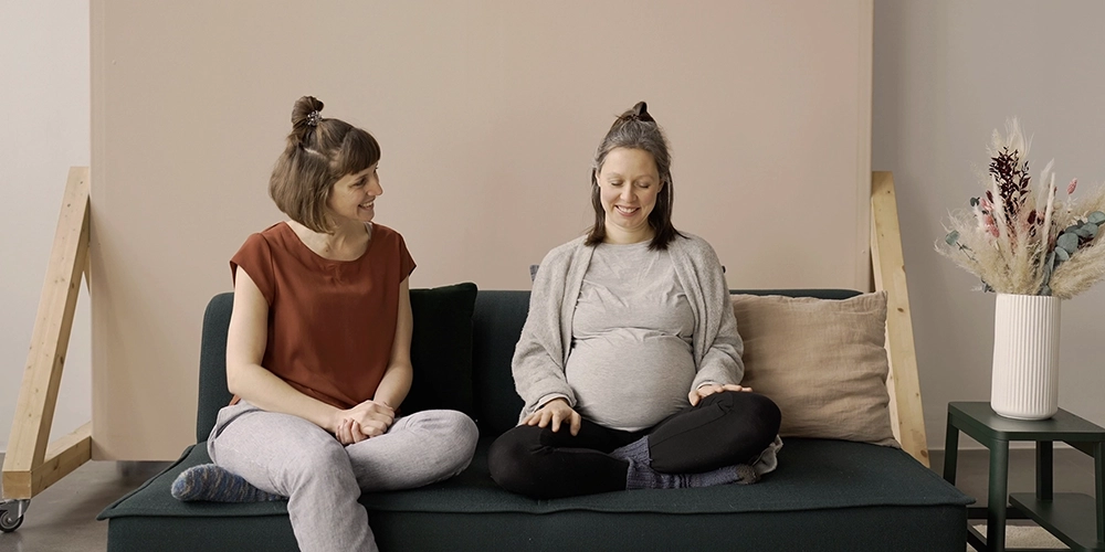 Solveig und Schwangere auf Couch im Hypnobirthing Onlinekurs
